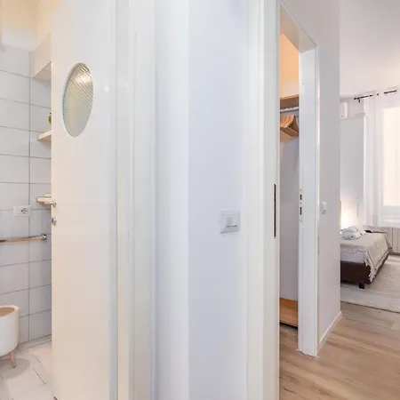 Elegant And Stylish Design In Brera Near The Metro Apartment Milan